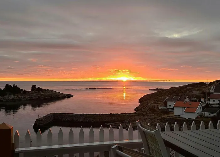 Med Utsikt Over Sogndalstrand Feriehus